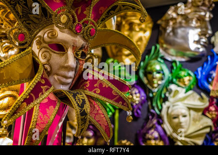 Kunstvoll und bunten Masken für den Karneval in Venedig, Carnevale di Venezia, sind in einem Shop zum Verkauf angezeigt Stockfoto