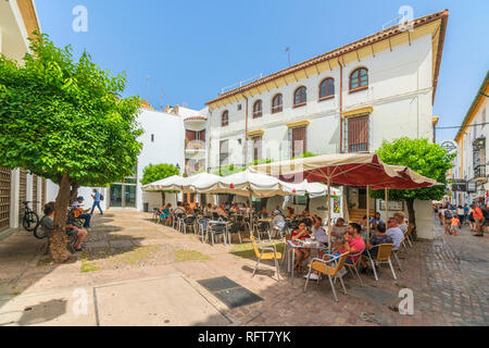 Touristen mit Mittagessen in einem traditionellen Restaurant in der Altstadt, Cordoba, Andalusien, Spanien, Europa Stockfoto