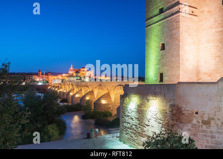 Dämmerung leuchtet auf Puerta del Puente und Calahorra Turm (Torre de la Calahorra), Tor der islamischen Ursprungs, Cordoba, UNESCO, Andalusien, Spanien Stockfoto