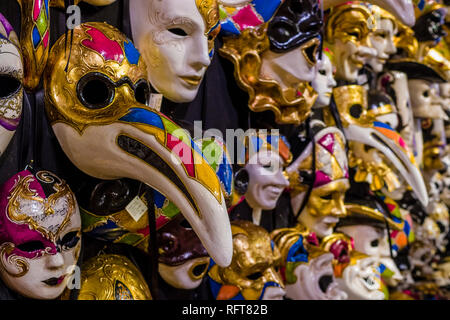 Kunstvoll und bunten Masken für den Karneval in Venedig, Carnevale di Venezia, sind in einem Shop zum Verkauf angezeigt Stockfoto