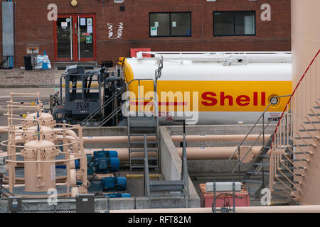 Birmingham, West Midlands, England, Großbritannien, 26. Januar 2019 Shell Kraftstoff Tanker im Depot die Betankung mit Benzin Stockfoto