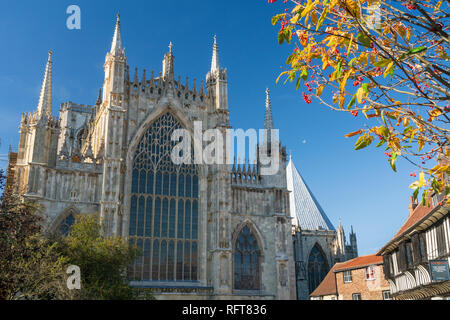 Die grossen Osten Fenster kürzlich restaurierten Buntglasfenstern und das größte Fenster in das Gebäude, das York Minster, York, North Yorkshire, England Stockfoto