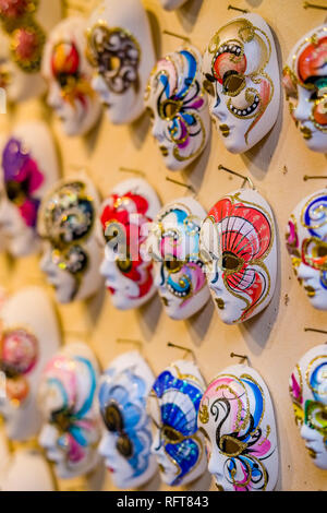 Kunstvoll und bunten Masken für den Karneval in Venedig, Carnevale di Venezia, sind in einem Shop zum Verkauf angezeigt Stockfoto