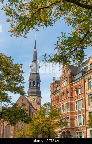 Die Kirche St. Katharina (St. Katharinen-Kirche) und historische Gebäude am Zippelhaus, Hamburg, Deutschland, Europa Stockfoto