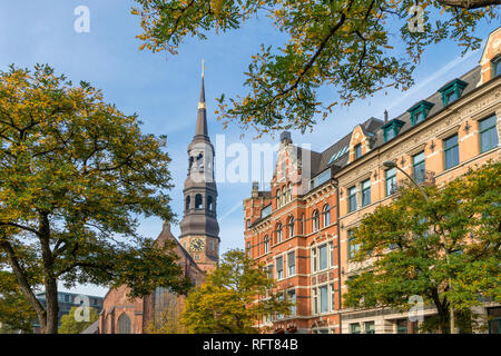 Die Kirche St. Katharina (St. Katharinen-Kirche) und historische Gebäude am Zippelhaus, Hamburg, Deutschland, Europa Stockfoto