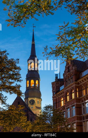 Die Kirche St. Katharina (St. Katharinen-Kirche) und historische Gebäude am Zippelhaus während der Dämmerung, Hamburg, Deutschland, Europa Stockfoto