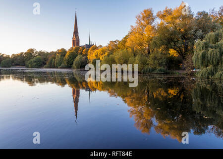 St. Gertrud Kirche an Kuhmuehlenteich im Stadtteil Uhlenhorst im Herbst, Hamburg, Deutschland, Europa Stockfoto