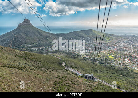Kapstadt, Südafrika, 17. AUGUST 2018: Blick von der unteren Seilbahnstation am Tafelberg in Kapstadt als von einem Kabel Auto gesehen. Lions Head, Signal Stockfoto