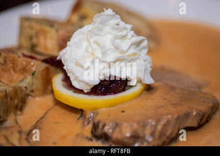 Rindfleisch Roastbeef, langsam gebratenem Speck infundiert Rindfleisch mit traditionellen Sahnesauce, hausgemachtes Brot Knödel, Speck und herzhafte Kräuter. Stockfoto