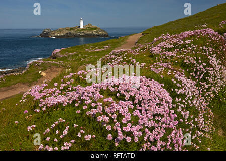 Godrevy Leuchtturm von der Sparsamkeit gesehen fallen Küstenweg auf godrevy Point in der Nähe von Hayle, Cornwall, England, Vereinigtes Königreich, Europa Stockfoto