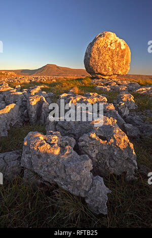 Ingleborough aus einem Kalkstein Boulder auf Twistleton Narbe, Yorkshire Dales National Park, North Yorkshire, England, Großbritannien, Europa gesehen Stockfoto