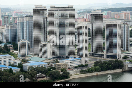 Stadtzentrum Turm Hochhäuser, über Taedong von Juche Tower, Pyongyang, North Korea, Asien Stockfoto