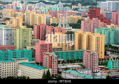 Arbeiterpartei Denkmal inmitten der Hochhäuser, gemalt von Juche Tower, Pyongyang, North Korea, Asien Stockfoto