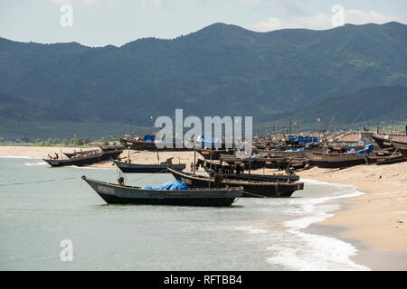 Fischerboote am Strand von Yongbun, in der Nähe von Chongjin, Provinzen Provinz, Nordkorea, Asien Stockfoto