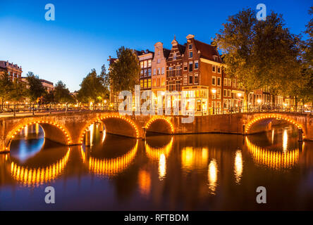 Lichtbrücken und Reflexionen in der Nacht, keizergraht und Leilesgracht Kanäle, Amsterdam, Nordholland, Niederlande, Europa Stockfoto