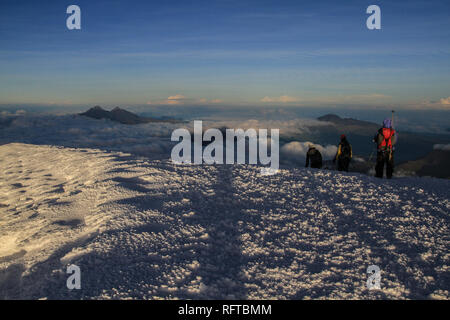 Einen atemberaubenden Blick auf einen Sonnenaufgang am Cotopaxi Vulkan, Ecuador Stockfoto