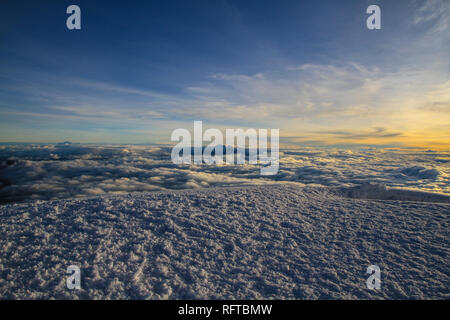 Einen atemberaubenden Blick auf einen Sonnenaufgang am Cotopaxi Vulkan, Ecuador Stockfoto