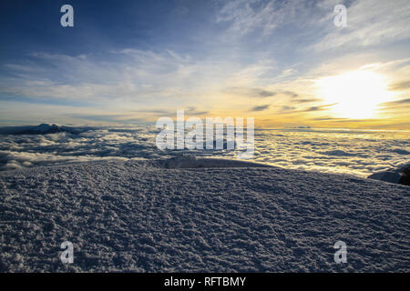 Einen atemberaubenden Blick auf einen Sonnenaufgang am Cotopaxi Vulkan, Ecuador Stockfoto