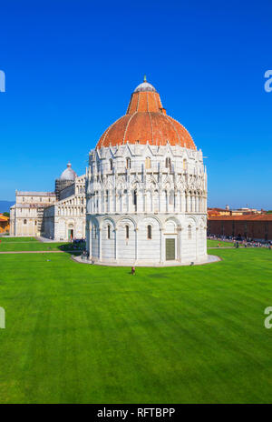 Baptisterium und Blick auf die Kathedrale, das Campo dei Miracoli, UNESCO-Weltkulturerbe, Pisa, Toskana, Italien, Europa Stockfoto