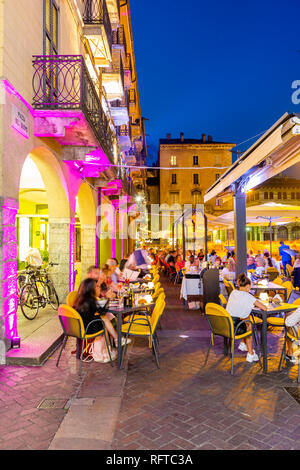 Blick auf den Dom auf der Piazza del Duomo, in der Dämmerung, Como, Provinz Como, Comer See, Lombardei, Italien, Europa Stockfoto