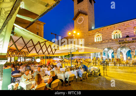 Blick auf den Dom auf der Piazza del Duomo, in der Dämmerung, Como, Provinz Como, Comer See, Lombardei, Italien, Europa Stockfoto