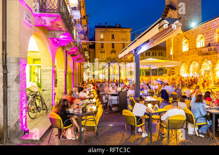 Blick auf den Dom auf der Piazza del Duomo, in der Dämmerung, Como, Provinz Como, Comer See, Lombardei, Italien, Europa Stockfoto