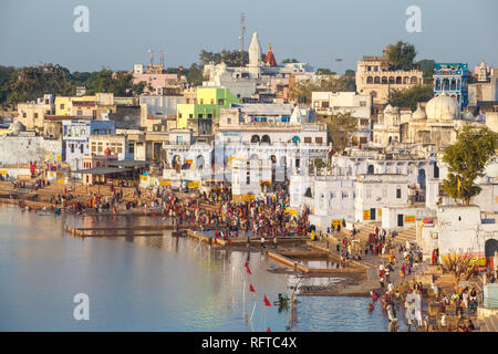 Pushkar See baden und Ghats, Pushkar, Rajasthan, Indien, Asien Stockfoto