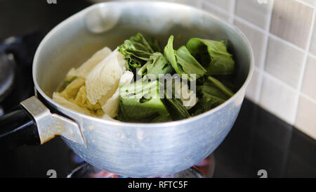 Kochen Gemüsesuppe und Kochen Gemüse im Topf Stockfoto