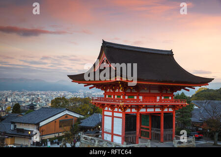 Die Deva Tor, Kiyomizu-dera Tempel, Kyoto, Japan, Asien Stockfoto