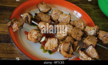 Grill Spieße mit saftigen Fleisch onplate. Shish Kebab aus Schweinefleisch Stockfoto