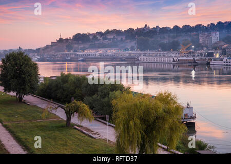 Blick auf die schwimmende Bars und Nachtklubs auf Sava über Victor Denkmal an der Belgrader Festung, Belgrad, Serbien, Europa Stockfoto