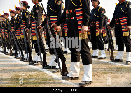 Guwahati, Assam, Indien. 26. Januar, 2019. Guwahati, Assam, Indien. 26. Januar, 2019. Guwahati, Assam, Indien. Jan. 26, 2019. Frauen Commandos von Assam Polizei" Virangana "Personal während der 70. Tag der Republik Parade im Veterinärbereich in Khanapara, Guwahati, Assam, Indien am Samstag, Jan. 26, 2019. Quelle: David Talukdar/Alamy leben Nachrichten Stockfoto