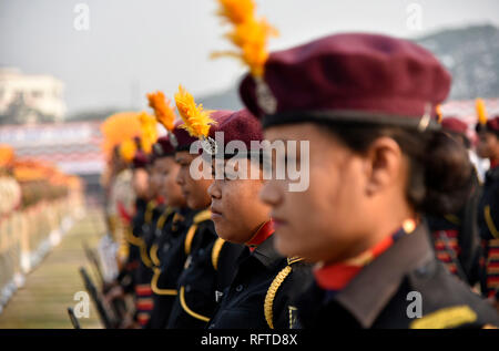 Guwahati, Assam, Indien. 26. Januar, 2019. Guwahati, Assam, Indien. 26. Januar, 2019. Guwahati, Assam, Indien. Jan. 26, 2019. Frauen Commandos von Assam Polizei" Virangana "Personal während der 70. Tag der Republik Parade im Veterinärbereich in Khanapara, Guwahati, Assam, Indien am Samstag, Jan. 26, 2019. Quelle: David Talukdar/Alamy leben Nachrichten Stockfoto