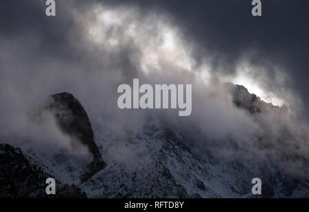 Garmisch Partenkirchen, Deutschland. 26 Jan, 2019. Teilweise überdacht mit Wolken sind die schneebedeckten Alpen. Foto: Karl-Josef Hildenbrand/dpa/Alamy leben Nachrichten Stockfoto