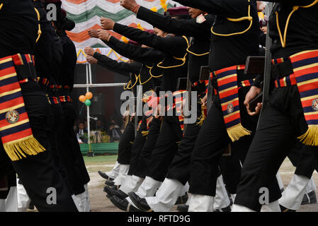 Guwahati, Assam, Indien. 26. Januar, 2019. Guwahati, Assam, Indien. 26. Januar, 2019. Guwahati, Assam, Indien. Jan. 26, 2019. Frauen Commandos von Assam Polizei" Virangana "Personal während der 70. Tag der Republik Parade im Veterinärbereich in Khanapara, Guwahati, Assam, Indien am Samstag, Jan. 26, 2019. Quelle: David Talukdar/Alamy leben Nachrichten Stockfoto