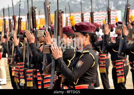 Guwahati, Assam, Indien. 26. Januar, 2019. Guwahati, Assam, Indien. 26. Januar, 2019. Guwahati, Assam, Indien. Jan. 26, 2019. Die Assam Veerangana Kommandos Parade vor der Gouverneur von Assam, Prof. Jagdish Mukhi, Assam Chief Minister Sarbananda Sonowal und andere während der 70. Tag der Republik Feier in Guwahati, Assam am Samstag, 26. Januar 2019. Quelle: David Talukdar/Alamy leben Nachrichten Stockfoto