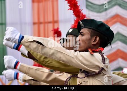 Guwahati, Assam, Indien. 26. Januar, 2019. Guwahati, Assam, Indien. 26. Januar, 2019. Guwahati, Assam, Indien. Jan. 26, 2019. Parade während der 70. Tag der Republik Feier in Guwahati, Assam am Samstag, 26. Januar 2019. Quelle: David Talukdar/Alamy leben Nachrichten Stockfoto