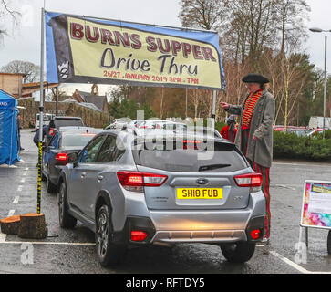 Alloway, Ayrshire, Schottland. 26. Januar, 2019. An der 260th Geburtstag von Robert Burns, der Nationalen schottischen Barden, der National Trust für Schottland Feiern im Burns Museum in Alloway, Ayrshire in der Nähe der Geburtsstätte des Barden, gehalten, was als das weltweit erste "Burns Supper DriveThru werden'. Während andere auf der ganzen Welt setzten sich zu einer traditionellen Brennen Abendmahl' Haggis, Neeps und tatties' von Poesie und Whisky begleitet die Besucher des Museums wurden von Jongleuren und Zauberern unterhalten während der Warteschlange für Ihre in der Take-away-Boxen. Credit: Findlay/Alamy leben Nachrichten Stockfoto