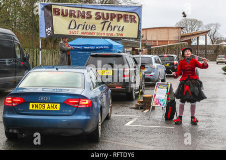 Alloway, Ayrshire, Schottland. 26. Januar, 2019. An der 260th Geburtstag von Robert Burns, der Nationalen schottischen Barden, der National Trust für Schottland Feiern im Burns Museum in Alloway, Ayrshire in der Nähe der Geburtsstätte des Barden, gehalten, was als das weltweit erste "Burns Supper DriveThru werden'. Während andere auf der ganzen Welt setzten sich zu einer traditionellen Brennen Abendmahl' Haggis, Neeps und tatties' von Poesie und Whisky begleitet die Besucher des Museums wurden von Jongleuren und Zauberern unterhalten während der Warteschlange für Ihre in der Take-away-Boxen. Credit: Findlay/Alamy leben Nachrichten Stockfoto