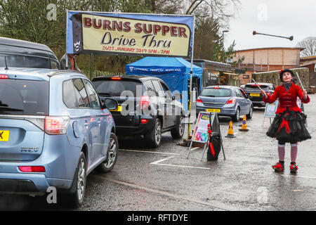 Alloway, Ayrshire, Schottland. 26. Januar, 2019. An der 260th Geburtstag von Robert Burns, der Nationalen schottischen Barden, der National Trust für Schottland Feiern im Burns Museum in Alloway, Ayrshire in der Nähe der Geburtsstätte des Barden, gehalten, was als das weltweit erste "Burns Supper DriveThru werden'. Während andere auf der ganzen Welt setzten sich zu einer traditionellen Brennen Abendmahl' Haggis, Neeps und tatties' von Poesie und Whisky begleitet die Besucher des Museums wurden von Jongleuren und Zauberern unterhalten während der Warteschlange für Ihre in der Take-away-Boxen. Credit: Findlay/Alamy leben Nachrichten Stockfoto