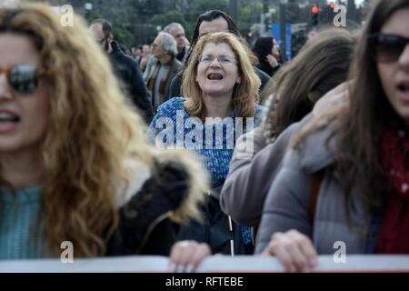 Athen, Griechenland. 26 Jan, 2019. Ein Demonstrator gesehen riefen Slogans während des Protestes im Zentrum von Athen. Die Lehrer aus ganz Griechenland gegen ein neues Gesetz zur Regelung der Termin/die Einstellung des ständigen Lehrpersonal in das öffentliche Schulsystem in Athen, Griechenland. Credit: Giorgos Zachos/SOPA Images/ZUMA Draht/Alamy leben Nachrichten Stockfoto