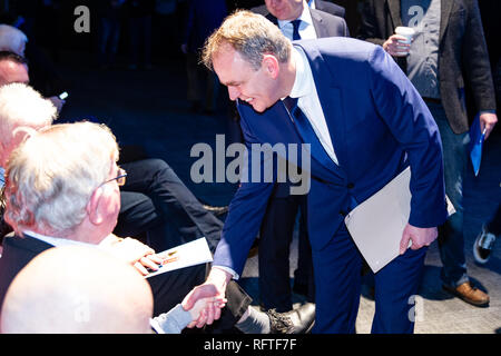 Waterfront Hall, Belfast, UK. 26. Januar 2019. . Minister Joe McHugh TD Händeschütteln mit den Mitgliedern der Öffentlichkeit am Beyone Brexit Konferenz. Was hält die Zukunft für irische Bürger im Norden? Über 1.700 Personen nahmen an der Konferenz teil, wo verschiedene Meinungen über die Zukunft der Insel Irland gesprochen wurden und Leute post Brexit. Eine Zukunft in Irland, wo alle Bürger geschätzt werden und ihre Rechte garantiert und respektiert erstellt werden? Credit: Bonzo/Alamy leben Nachrichten Stockfoto