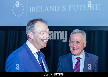 Waterfront Hall, Belfast, UK. 26. Januar 2019. . Minister Joe McHugh TD (links) am Jenseits brexit Konferenz. Was hält die Zukunft für irische Bürger im Norden? Über 1.700 Personen nahmen an der Konferenz teil, wo verschiedene Meinungen über die Zukunft der Insel Irland gesprochen wurden und Leute post Brexit. Eine Zukunft in Irland, wo alle Bürger geschätzt werden und ihre Rechte garantiert und respektiert erstellt werden? Credit: Bonzo/Alamy leben Nachrichten Stockfoto