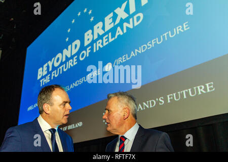 Waterfront Hall, Belfast, UK. 26. Januar 2019. . Minister Joe mcHugh TD (links) am Jenseits brexit Konferenz. Was hält die Zukunft für irische Bürger im Norden? Über 1.700 Personen nahmen an der Konferenz teil, wo verschiedene Meinungen über die Zukunft der Insel Irland gesprochen wurden und Leute post Brexit. Eine Zukunft in Irland, wo alle Bürger geschätzt werden und ihre Rechte garantiert und respektiert erstellt werden? Credit: Bonzo/Alamy leben Nachrichten Stockfoto