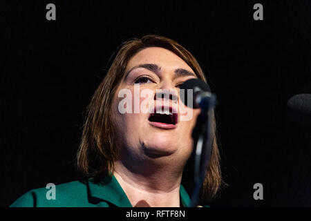 Waterfront Hall, Belfast, UK. 26. Januar 2019. . Andree Murphy Adressierung der Masse am Jenseits Brexit Konferenz. Was hält die Zukunft für irische Bürger im Norden? Über 1.700 Personen nahmen an der Konferenz teil, wo verschiedene Meinungen über die Zukunft der Insel Irland gesprochen wurden und Leute post Brexit. Eine Zukunft in Irland, wo alle Bürger geschätzt werden und ihre Rechte garantiert und respektiert erstellt werden? Credit: Bonzo/Alamy leben Nachrichten Stockfoto