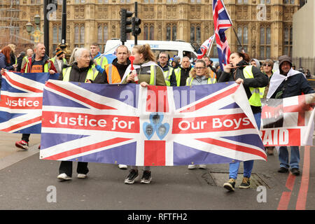 London, Großbritannien. 26. Januar 2019. Gelbe Weste Protest in der Nähe des Parlamentsgebäude. Einige Demonstranten fordern Gerechtigkeit für die drei Jungen getötet, als von einem Auto vor einem Jahr getroffen. Credit: Joe Kuis/Alamy leben Nachrichten Stockfoto