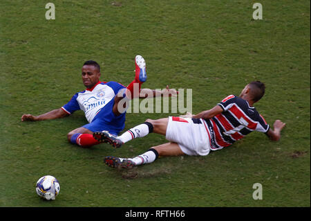 In Sao Lourenco Da Mata, Brasilien. 26 Jan, 2019. PE-in Sao Lourenco da Mata - 01/26/2019 - Nordosten Cup 2019, Santa Cruz vs Bahia - Santa Cruz player Streit Angebot mit Bahia Spieler während des Spiels in der Arena Stadion für die Meisterschaft Pernambuco Nordosten Cup 2019 Foto: Paulo Paiva/AGIF AGIF/Alamy Credit: Live-Nachrichten Stockfoto