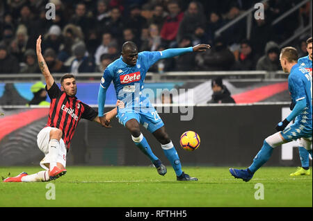 Mailand, Italien, 26. Januar, 2019. Nella Foto: Kalidou Koulibaly (SSC Neapel) in Azione contrastato da Patrick Cutrone (AC Mailand) Foto Massimo Paolone/LaPresse Januar 26, 2019 Mailand, Italien Sport Fussball Mailand Neapel - Italienische Fußball-Liga einen TIM 2018/2019 - "Giuseppe Meazza San Siro Stadion In der Pic vs: Kalidou Koulibaly (SSC Neapel) konkurriert für die Kugel mit Patrick Cutrone (AC Mailand) Credit: LaPresse/Alamy leben Nachrichten Stockfoto