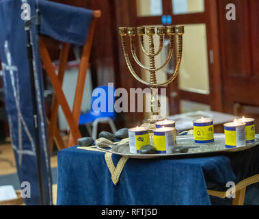 Brentwood, Essex, 26. Januar 2019 Holocaust-gedenktag Ereignis in Brentwood Essex mit Lautsprecher Leslie Klienman Auschwitz überlebender. Puctured ist eine Menora Credit Ian Davidson/Alamy leben Nachrichten Stockfoto