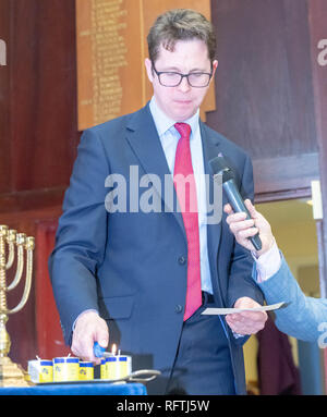 Brentwood, Essex, 26. Januar 2019 Holocaust-gedenktag Ereignis in Brentwood Essex mit Lautsprecher Leslie Klienman Auschwitz überlebender. Dr Alex Burghart MP für Brentwood und Ongar leuchtet ein candel Credit Ian Davidson/Alamy leben Nachrichten Stockfoto